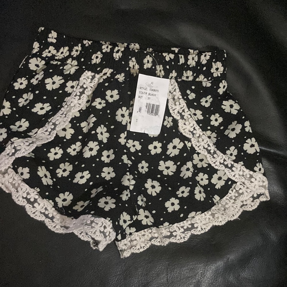 Montesquieu girl 3t girl, shorts, black, with white flower, pattern it
